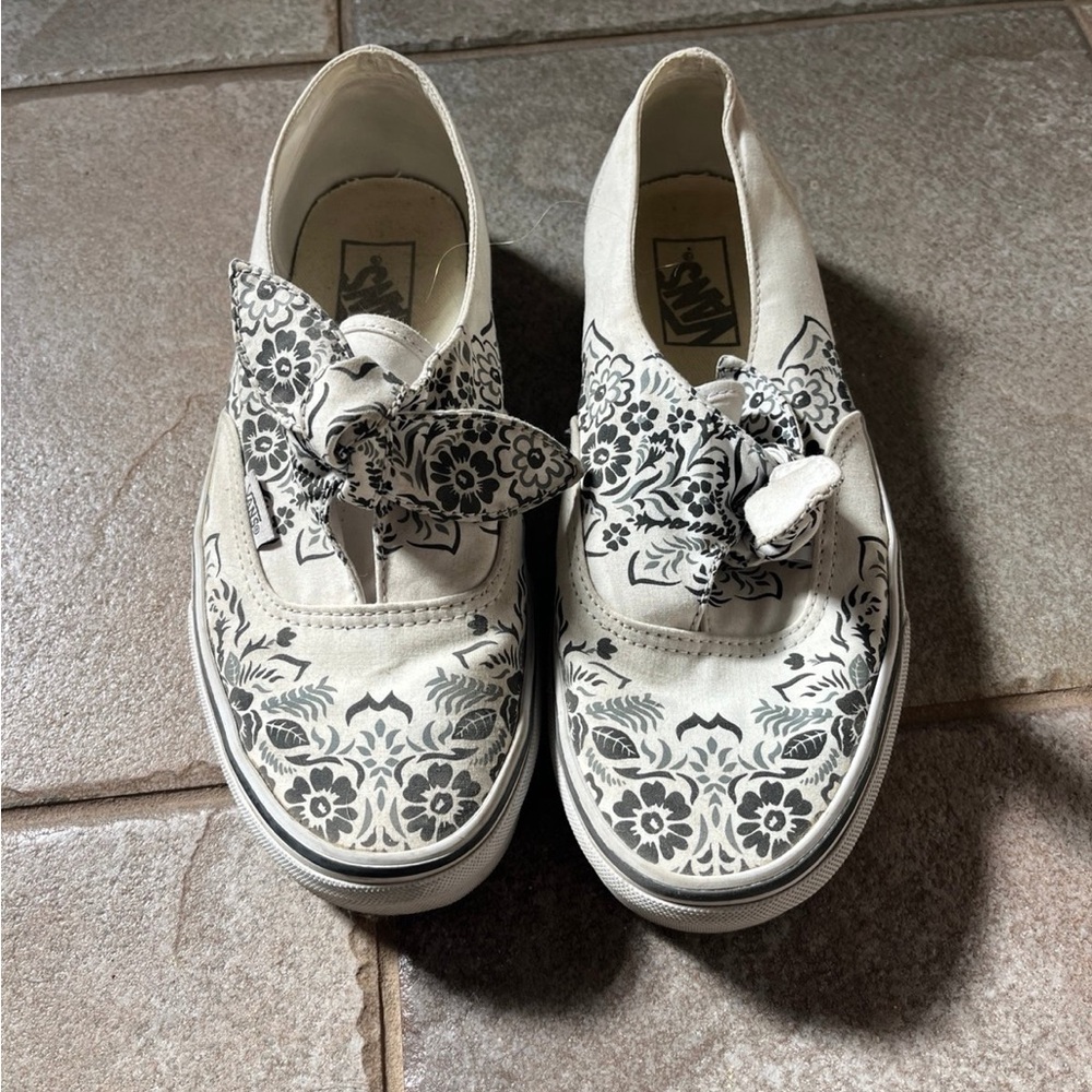 Vans - Picture 1 of 4